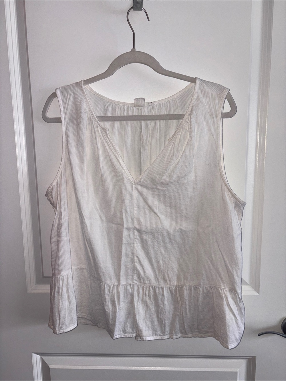 Gap White Sleeveless V-Neck Peplum Top
